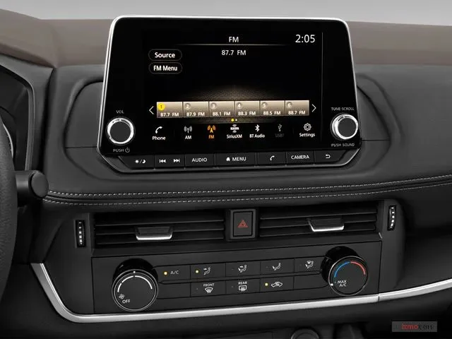 Nissan Rogue SV view 4
